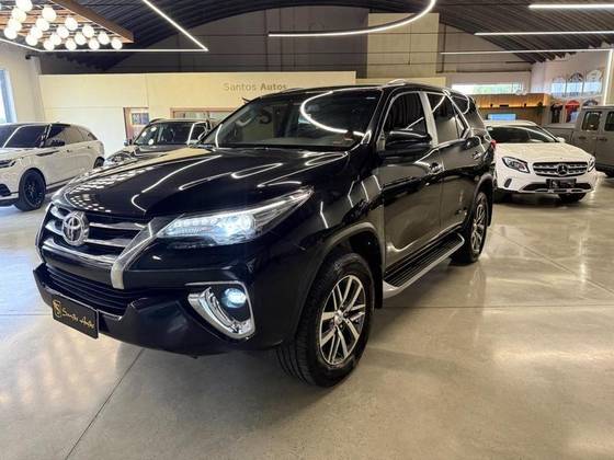 TOYOTA HILUX SW4 2.8 SRX 4X4 7 LUGARES 16V TURBO INTERCOOLER DIESEL 4P AUTOMÁTICO